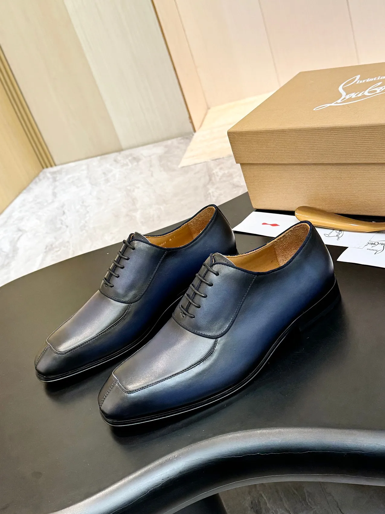 [CL red sole shoes] Top P: 1020💰 Size 39-44 (⚠️38.45.46.47 custom-made, non-returnable and non-exchangeable) 🆑High-end men's business formal leather shoes, original authentic top quality goods ••✅💯 Top original order purchasing agent! Original imported patterned cowhide ➕Imported cowhide lining ➕Cowhide feet ➕Original leather outsole~🉑️Feel free to compare the authentic ones!